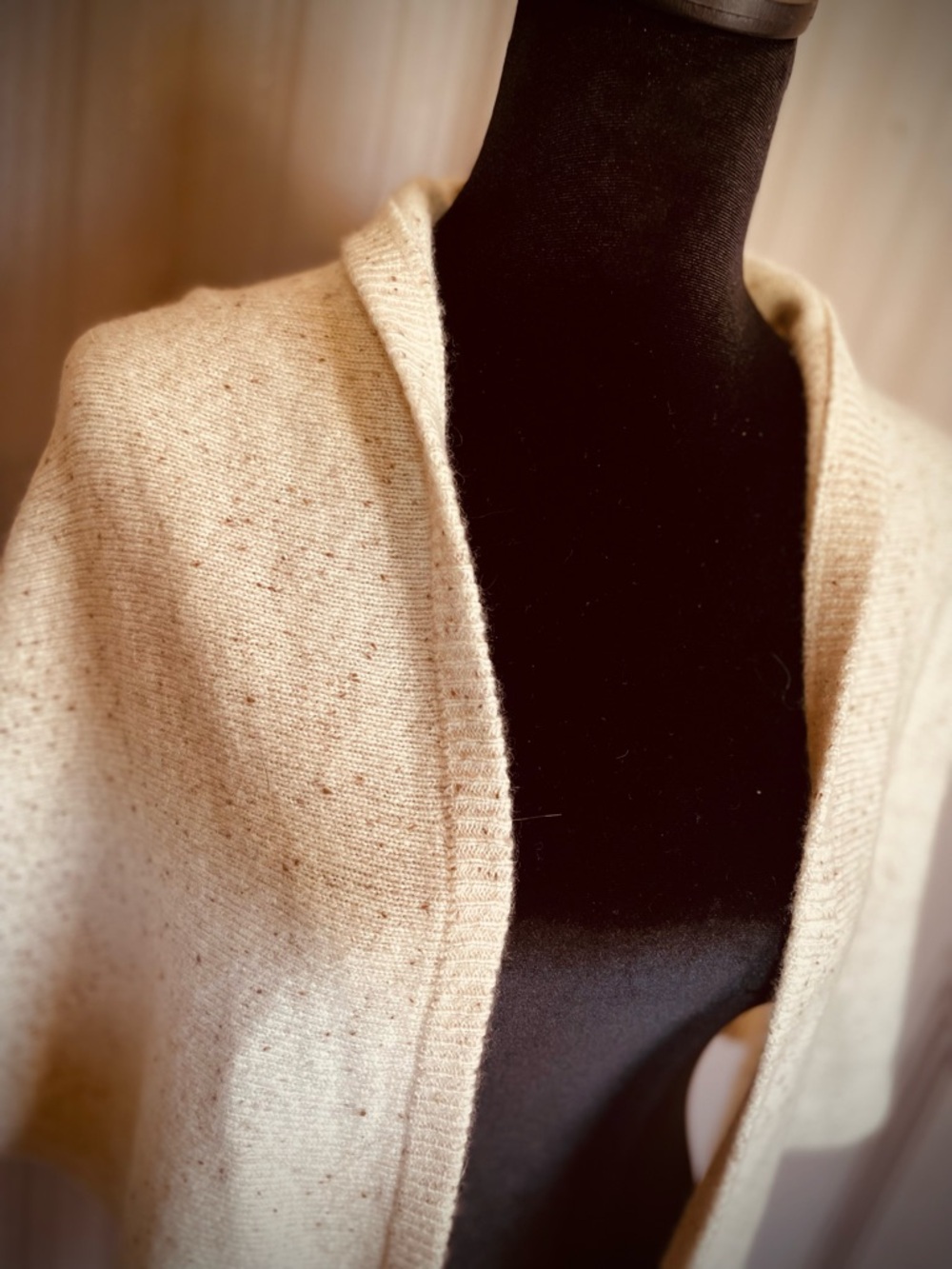 Aritzia 100% CASHMERE MEDIUM KEY TRIANGLE SCARF Shawl Beige Speckled
